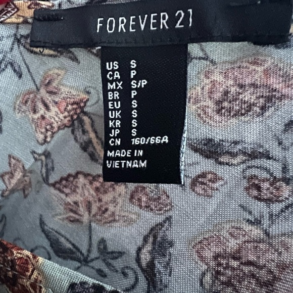 Woman’s floral romper size small - Picture 3 of 3